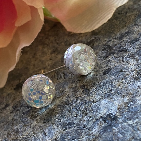๐Sale ๐2 for $10 NWOT these are cool faceted white sparkle post earrings - Picture 1 of 8